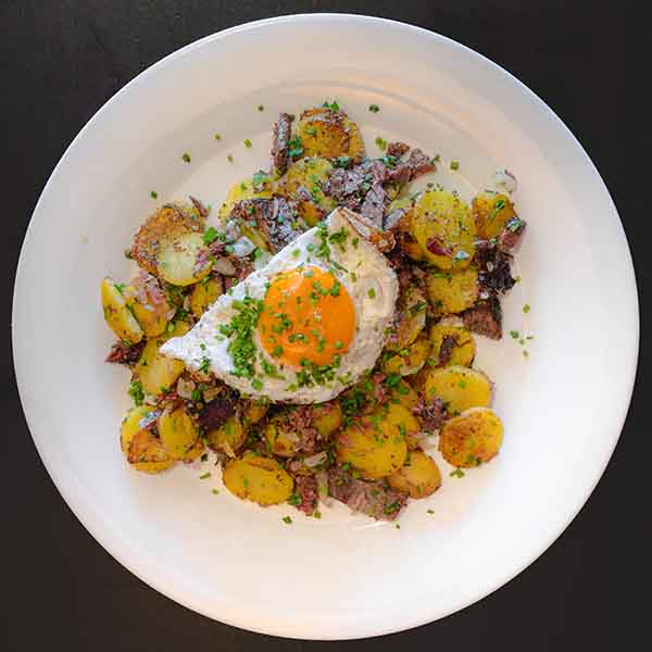 Tiroler Gröstl mit Spiegelei und Krautsalat