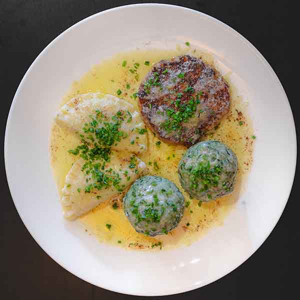 Tiroler Tris Spinatknödel, Kaspressknödel, Schlutzkrapfen, brauner Butter und Parmesan