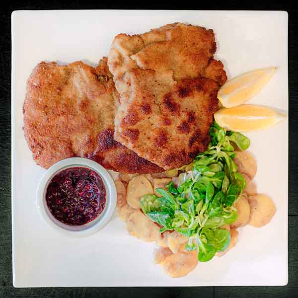 Wiener Schnitzel mit Kartoffel-Vogerlsalat und hausgemachten Preiselbeeren