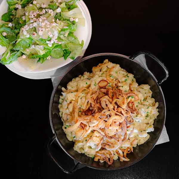 Käsespätzle mit Röstzwiebeln und Blattsalat